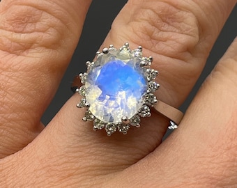 Anillo de oro blanco de 14 quilates con piedra lunar y diamantes Anillo Art Deco inspirado en la Princesa Diana Anillo de compromiso con piedra lunar arcoíris de 12 x 10