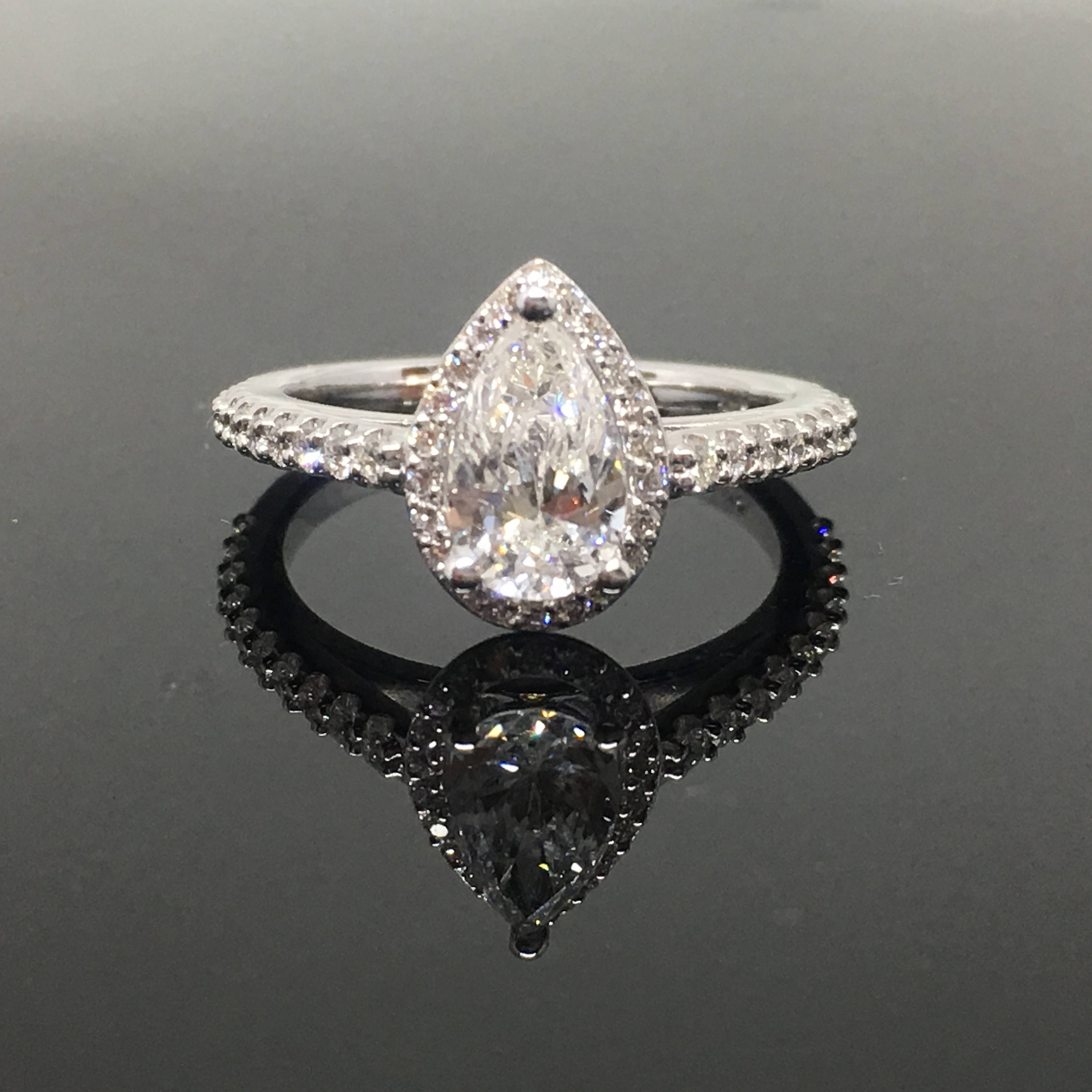 Bague De Fiançailles Halo Or Blanc 14k Avec Diamants Simulés Taille Poire - Personnalisable