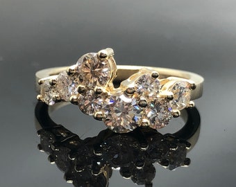 Anillo de racimo de diamantes de oro amarillo 14K - anillo de racimo de diamantes de oro amarillo de 8 piedras vintage inspirado en forma de anillo de racimo asimétrico curvo - regalo de aniversario para ella
