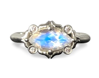 Anillo de compromiso East West Marquise con piedra lunar arcoíris - Anillo de oro blanco rosa y amarillo de 14 quilates con piedra lunar de inspiración victoriana vintage