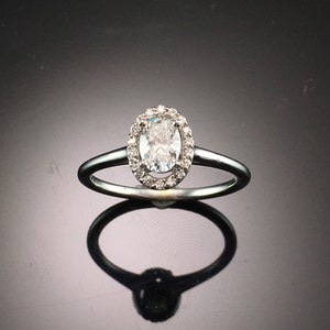 Anello di Fidanzamento Halo con Diamante Ovale - Anello Halo Pave Pave in Oro Bianco 14K - Anello di Fidanzamento classico con diamante taglio ovale 14K - Anello Promise
