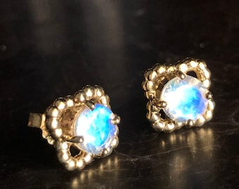 Aretes de piedra lunar arcoíris: aretes de piedra lunar con diseño de trébol de cuentas en oro amarillo de 14 quilates: aretes de diamante alternativo de 14 quilates: regalo para ella