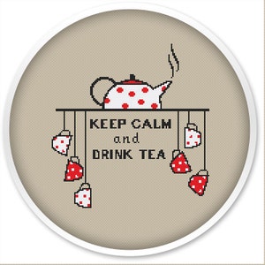 Puede incluir: Diseño de punto de cruz con una tetera blanca con lunares rojos y vapor, encima de un letrero que dice "KEEP CALM and DRINK TEA". Varias tazas de té de lunares rojos y blancos cuelgan debajo del letrero, todo sobre un fondo beige.
