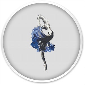 Può includere: Una ballerina in un tutù blu è in posa in aria, con la gamba tesa in alto e le braccia alzate sopra la testa. Lo sfondo è una griglia bianca.