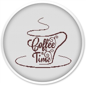 Könnte beinhalten: Ein braunes und weißes Kreuzstich-Design einer Kaffeetasse mit dem Text "Coffee Time" in der Tasse.