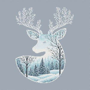 Könnte beinhalten: Eine weiße Silhouette eines Hirschkopfes mit Geweih, mit einer Winterwaldszene innerhalb der Silhouette. Der Wald ist in einem Blau- und Weißfarbschema gehalten, mit Schnee auf dem Boden.
