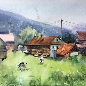 Könnte beinhalten: Aquarellmalerei einer ländlichen Landschaft mit mehreren rustikalen Gebäuden mit roten Ziegeldächern und Holzstrukturen. Zwei Ziegen grasen auf einer grünen Wiese. Im Hintergrund ist ein Gebirge zu sehen.