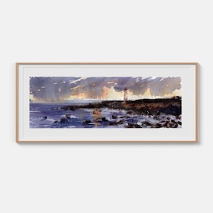 Könnte beinhalten: Ein panoramisches Aquarellgemälde in einem hellen Holzrahmen, das eine Küstenszene mit Leuchtturm darstellt. Das Kunstwerk zeigt tiefe Blau- und Violetttöne für Meer und Himmel sowie einen kleinen Leuchtturm an einer dunklen Felsküste.