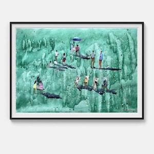 Op de afbeelding: Een ingelijst aquarelschilderij met een getextureerde, gevlekte groene achtergrond met talloze kleine figuren van mensen verspreid over het oppervlak. Sommige individuen staan, terwijl anderen in strandstoelen onder een blauwe parasol zitten.