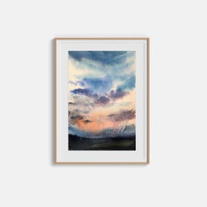 Könnte beinhalten: Ein Aquarellgemälde in einem hellen Holzrahmen, das eine Landschaft in der Abenddämmerung zeigt. Der Himmel weist vermischte Lavierungen in Blau-, Violett- und sanften Orangetönen auf. Dunkle Vogelsilhouetten sind über dem dunklen Horizont zu sehen.