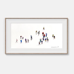 Può includere: Una stampa d'arte orizzontale incorniciata con uno sfondo bianco popolato da numerose piccole figure colorate di persone che camminano in varie direzioni. Le figure sono rese in toni vivaci e una firma è visibile nell'angolo in basso a destra.