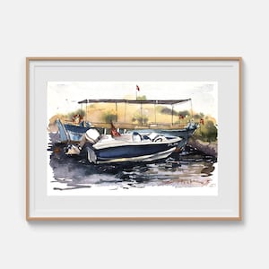 Könnte beinhalten: Ein Aquarell in einem hellen Holzrahmen zeigt zwei Boote auf dunklem Wasser. Ein kleineres dunkelblaues Motorboot befindet sich im Vordergrund, während dahinter ein größeres Boot mit einem Verdeck liegt. Kleine rote Flaggen sind auf beiden Schiffen zu sehen.