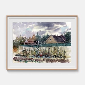 Könnte beinhalten: Ein Aquarellgemälde in einem hellen Holzrahmen, das eine ländliche Szene mit einem Haus, einem Gewächshaus und einem dunklen, bewölkten Himmel zeigt. Das Kunstwerk besticht durch gedeckte Grün-, Braun- und Grautöne und zeigt einen Garten.