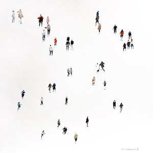 Könnte beinhalten: Aquarellmalerei mit zahlreichen Personen, die auf weißem Hintergrund verstreut sind. Die Figuren sind in verschiedenen Farben dargestellt und tragen Mäntel, Jacken und Hüte. Das Kunstwerk hat einen minimalistischen Stil, wobei der Schwerpunkt auf der Anordnung der Figuren liegt.