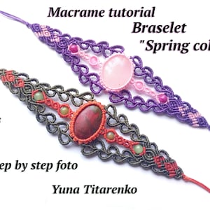 Puede incluir: Dos pulseras de macramé con piedras y cuentas de colores. Las pulseras están hechas con una técnica de anudado llamada macramé. La pulsera superior es morada y rosa con una piedra rosa. La pulsera inferior es verde y roja con una piedra roja. La imagen incluye el texto "Macrame tutorial Braselet "Spring colors" in PDF 98 step by step foto Yuna Titarenko".