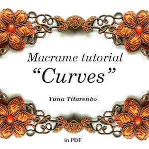 Puede incluir: Tutorial de macramé "Curvas" de Yuna Titarenko en PDF. La imagen presenta un marco decorativo hecho de nudos de macramé con flores naranjas y marrones.
