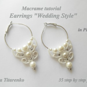 Könnte beinhalten: Ein Paar weiße Makramee-Ohrringe mit Perlenakzenten. Die Ohrringe haben die Form einer Blume mit einer baumelnden Perle. Die Ohrringe befinden sich auf einem weißen Hintergrund mit dem Text "Macrame tutorial Earrings "Wedding Style" in PDF" und "35 step by step foto" unter den Ohrringen.