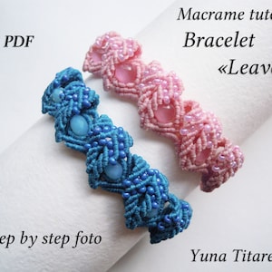 Può includere: Due braccialetti in macramè con un motivo a foglia, uno è rosa e l'altro è blu. Entrambi i braccialetti hanno perline e sono su una superficie bianca. Il testo "Macrame tutorial Bracelet «Leaves»" è sopra i braccialetti. Il testo "55 step by step foto" è sotto i braccialetti. Il testo "Yuna Titarenko" è sotto i braccialetti.