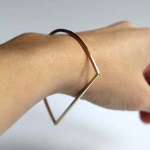 Geometrischer Armreif. Goldarmreif. Messing Armband. Stapelbare Armreifen. Minimalistisches geometrisches Armband. Geschenk für sie