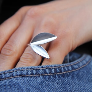 Botanische zilveren bloemenring. Bijzondere statementring. Sterlingzilver. Plantensieraden. Gerecycled zilver. Plantaardige bladzilveren ring. Cadeau voor haar
