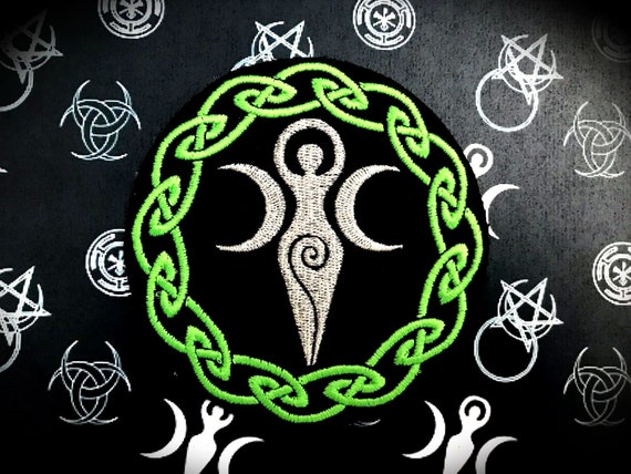 Toppa ricamata Dea Wicca - pagano paganesimo ricamo strega rituale magia stregoneria stregone ricamo wicca wiccan dea dio terra fasi lunari