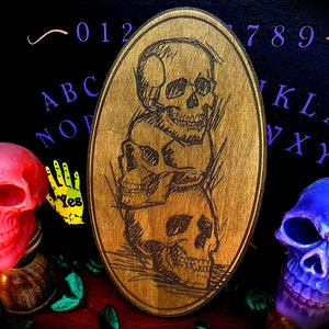 Houten muur plaquette "Three Skulls" - hekserij wicca wicca heidendom foto graveren schedel schedels populier magie zwart wit