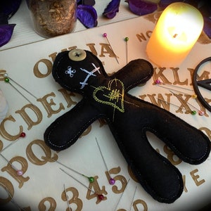 Hexe-Voodoo-Puppe – Hexe, Hexerei, Heidentum, Fluchpuppe, Zauberstifte, Nadelkissen, böser Blick, Magie, Wicca