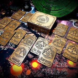 Heks Runekaarten met doos heidens heidendom heks hekserij esoterie laser gegraveerd pyrografie waarzeggerij wicca wiccan