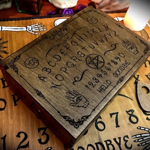 Soporte para tarot de caja de madera pirografiada con mini tablero ouija - bruja magia brujería paganismo wicca pagano espiritismo cartas
