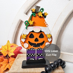 File di taglio laser in formato SVG per ragazza gnomo zucca per Glowforge o tagliatore laser, gnomo jackolantern in legno per mensole per Halloween Vassoio a più piani Deocr