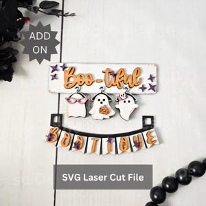 以下が含まれることがあります： オレンジ色のスクリプトで「Boo-tiful」という言葉が書かれたハロウィーンをテーマにした木製の看板。3つの幽霊の姿と「Boo-tique」と書かれたバナーが付属しています。看板には紫色の星のアクセントが含まれており、レーザーカット用に設計されています。