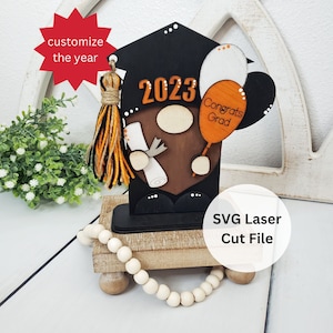 卒業式ノーム SVG レーザーカット ファイル（レーザー カッターまたは Glowforge 用）、卒業おめでとうバルーンと卒業証書付きの DIY 木製スタンディング ノーム