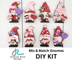 Puede incluir: Un kit de bricolaje para crear gnomos de San Valent&iacute;n. El kit incluye varias partes de gnomos, como sombreros, barbas, narices y accesorios. Los gnomos est&aacute;n decorados con corazones, flores y otros temas de San Valent&iacute;n. El kit tambi&eacute;n incluye el texto "Mix & Match Gnomes DIY KIT".