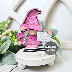 Coffee Mom Gnome Shaker SVG Laser Cut File dla Glowforge lub Laser Cutter, 4" Drewniany Mini Gnome Shaker Sign na Dzień Matki Tired Tray Decor