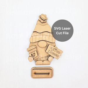 Kaffee Wichtel SVG Laser Cut Datei für Laser Cutter oder Glowforge, 4 "Wald Wichtel w/Kaffee Bitte Schild, Togo Tasse & Strickmütze für Kaffee-Liebhaber Geschenk