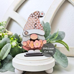 Gnomo de flores sencillo, archivo SVG cortado por láser para Glowforge o cortadora láser, mini gnomo de madera de 10 cm con ramo de flores para bandeja escalonada.
