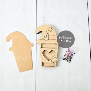 File SVG per taglio laser a forma di shaker da caffè strega per Glowforge o laser cutter, tazza da caffè in legno Togo con ragno stellato e teschio per decorazione di Halloween