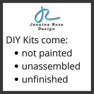 Op de afbeelding: DIY-kits worden geleverd: niet geschilderd, niet gemonteerd, onafgewerkt. Deze afbeelding toont de tekst van een lijst met DIY-kits.