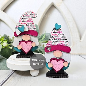 Gnomo de corazón "Te amo", archivo SVG cortado con láser para Glowforge o cortadora láser. Mini gnomo de madera de 10 cm con corazones para decorar bandejas escalonadas del Día de la Madre.