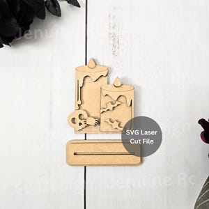 Peut inclure: Décoration en bois sur le thème d'Halloween avec deux bougies à cire dégoulinante, une tête de mort et des chauves-souris. La conception comprend une fente pour l'affichage et le texte "SVG Laser Cut File".