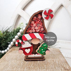 Pfefferminz Wichtel Streuer SVG Laser Cut Datei für Glowforge oder Laser Cutter, Holz Weihnachtszwerg Shelf Sitter mit heißer Schokolade und Keks