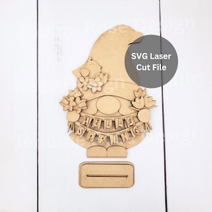 Pacote de arquivos de corte a laser Hello Spring Gnome SVG para cortador a laser ou Glowforge, menina gnomo de madeira em pé com flores de pássaro, tulipa e narciso