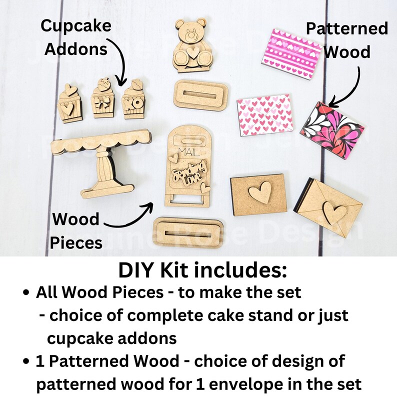 Pode incluir: Kit de bricolage para fazer um suporte para cupcakes e envelopes com tema de Dia dos Namorados. O kit inclui pe&ccedil;as de madeira para o suporte, os cupcakes e os envelopes, bem como madeira estampada para um envelope. O kit tamb&eacute;m inclui um pequeno urso de madeira.
