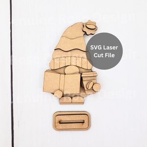 Lettura del file di taglio laser SVG dello gnomo del caffè per taglierina laser o Glowforge, gnomo di legno da 4" con libro, tazza di caffè Togo e cappello lavorato a maglia, arredamento per gli amanti del caffè