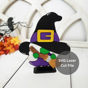 Strega Gnome SVG Laser Cut File per Laser Cutter o Glowforge, Ragazza in piedi in legno Strega Gnomo con scopa per Halloween Shelf Sitter Decor