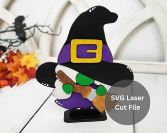 Witch Gnome SVG Laser Cut File pour Laser Cutter ou Glowforge, Gnome de sorcière fille debout en bois avec balai pour Halloween Shelf Sitter Decor