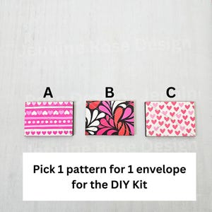 Pode incluir: Tr&ecirc;s designs de envelopes para escolher para um kit de bricolage. Os designs s&atilde;o etiquetados como A, B e C. O design A &eacute; listras rosa e brancas com cora&ccedil;&otilde;es rosa. O design B &eacute; um padr&atilde;o floral rosa e preto. O design C &eacute; branco com cora&ccedil;&otilde;es rosa.