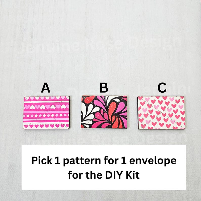 Pode incluir: Tr&ecirc;s designs de envelopes para escolher para um kit de bricolage. Os designs s&atilde;o etiquetados como A, B e C. O design A &eacute; listras rosa e brancas com cora&ccedil;&otilde;es rosa. O design B &eacute; um padr&atilde;o floral rosa e preto. O design C &eacute; branco com cora&ccedil;&otilde;es rosa.