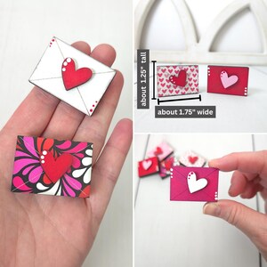 Pode incluir: Conjunto de seis envelopes de madeira em miniatura com cora&ccedil;&otilde;es vermelhos. Cada envelope mede aproximadamente 4,4 cm de largura e 3,2 cm de altura.
