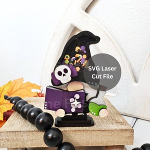 Plik SVG Witchy Gnome Shaker do cięcia laserowego dla Glowforge lub laserowego plotera tnącego, drewniany krasnal na Halloween z księgą zaklęć i butelką na tacę warstwową na Halloween